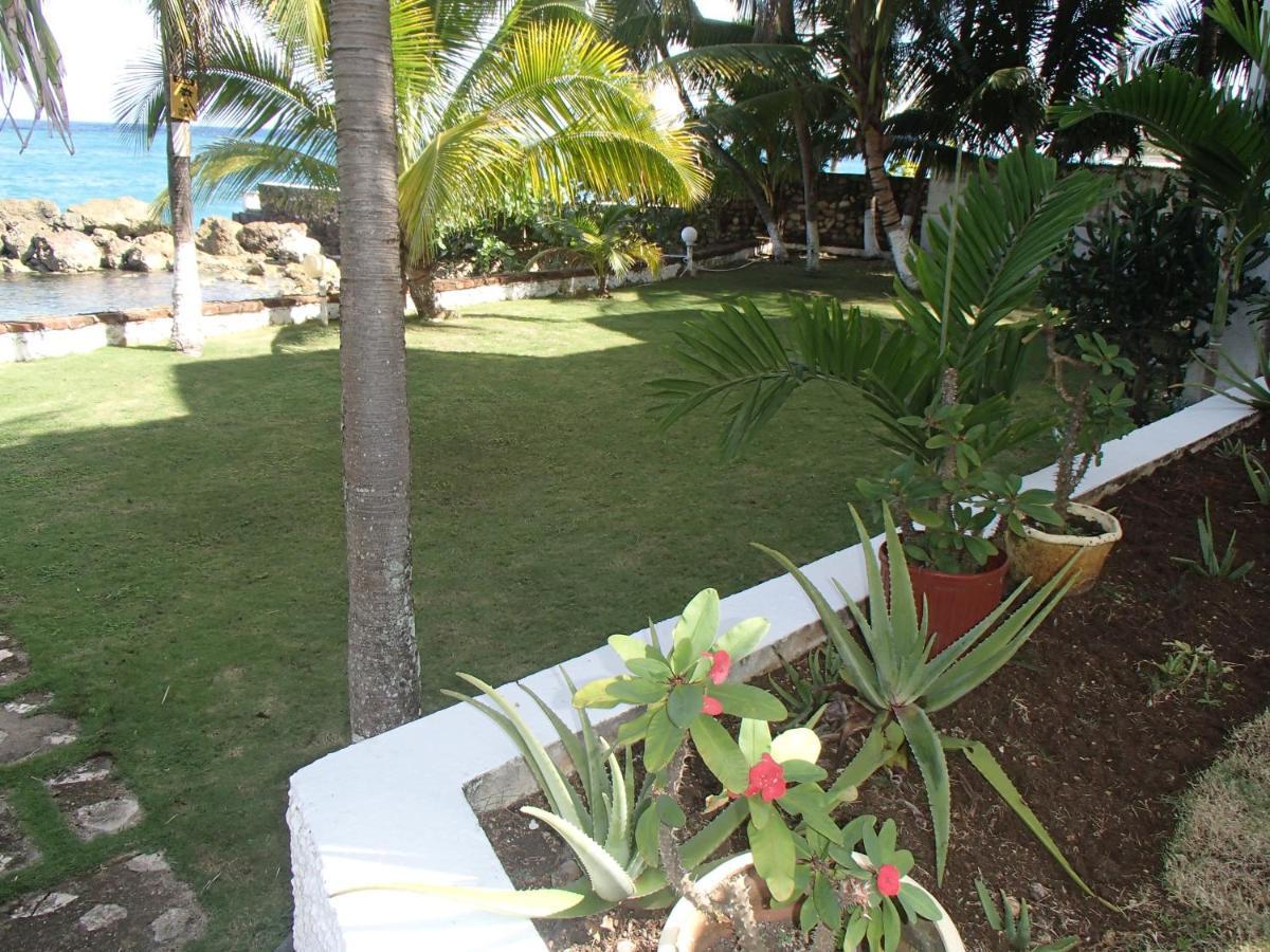 Chrisanns Beach Resort Ocho Rios Exterior photo