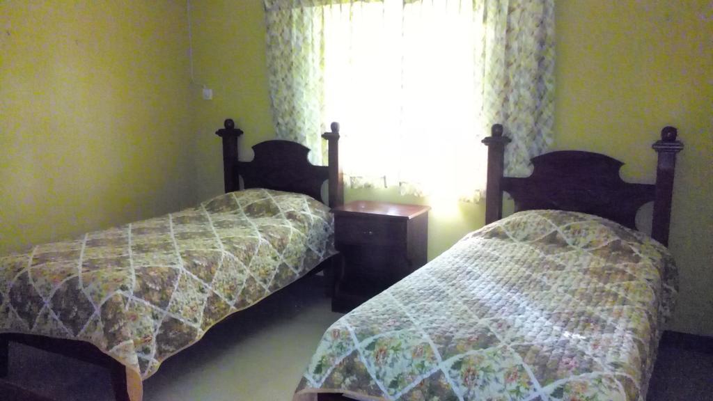 Chrisanns Beach Resort Ocho Rios Exterior photo