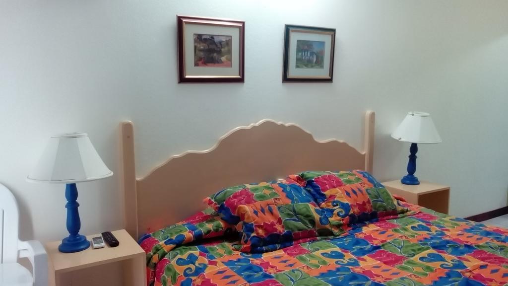 Chrisanns Beach Resort Ocho Rios Room photo