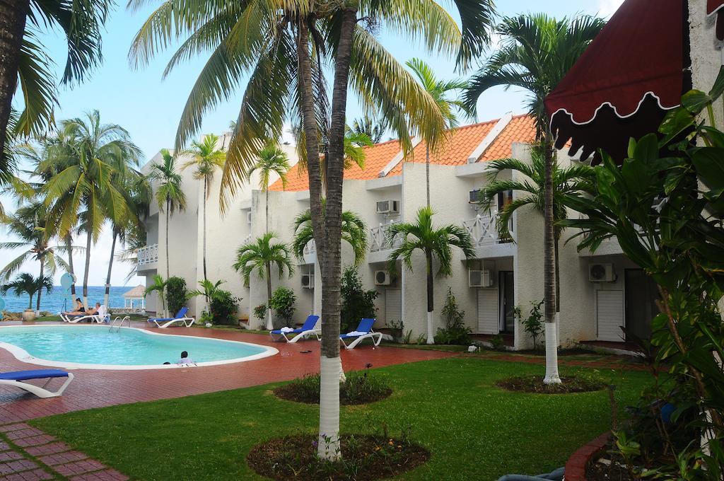 Chrisanns Beach Resort Ocho Rios Exterior photo