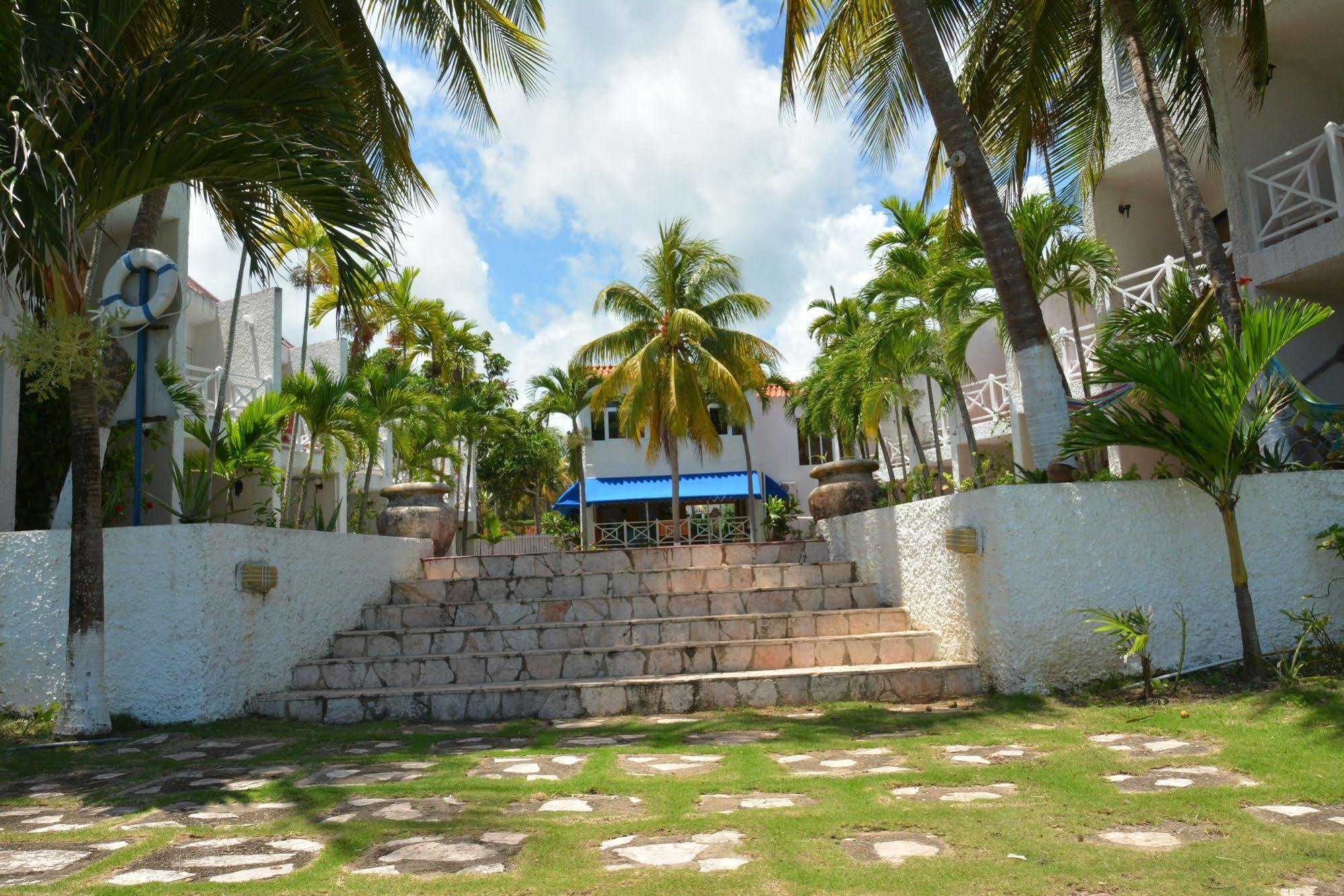 Chrisanns Beach Resort Ocho Rios Exterior photo