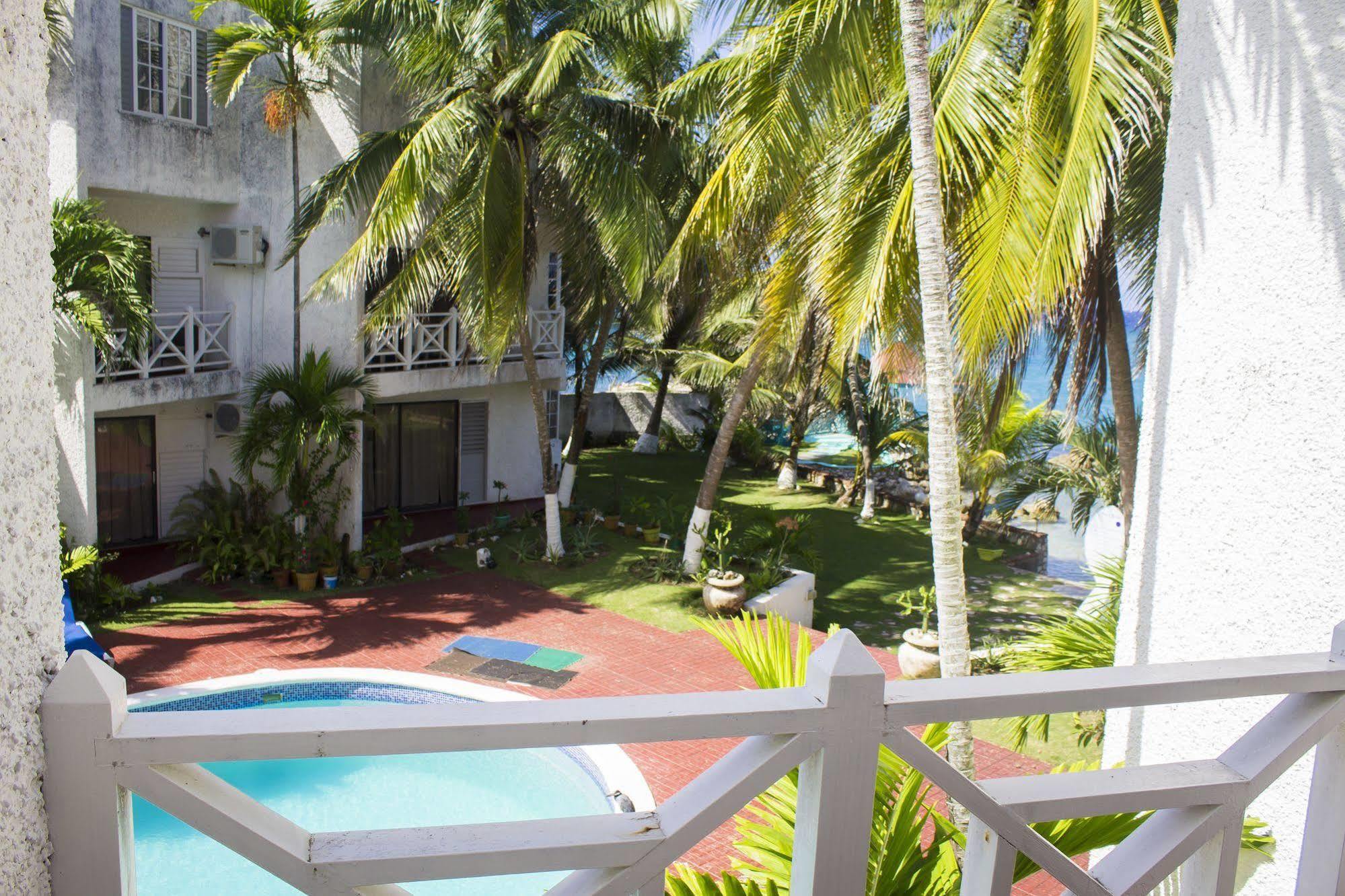Chrisanns Beach Resort Ocho Rios Exterior photo