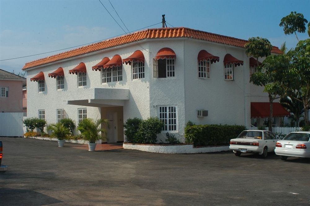 Chrisanns Beach Resort Ocho Rios Exterior photo